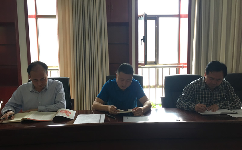 市龍江城鄉(xiāng)發(fā)展集團(tuán)公司召開推進(jìn)“兩學(xué)一做”學(xué)習(xí)教育常態(tài)化制度化暨黨風(fēng)廉政建設(shè)工作會議