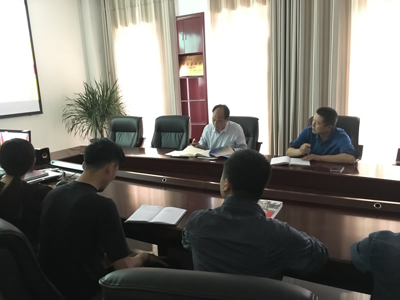 市龍江城鄉(xiāng)發(fā)展集團公司集體學(xué)習《習近平的七年知青歲月》并觀看《巡視利劍》專題片