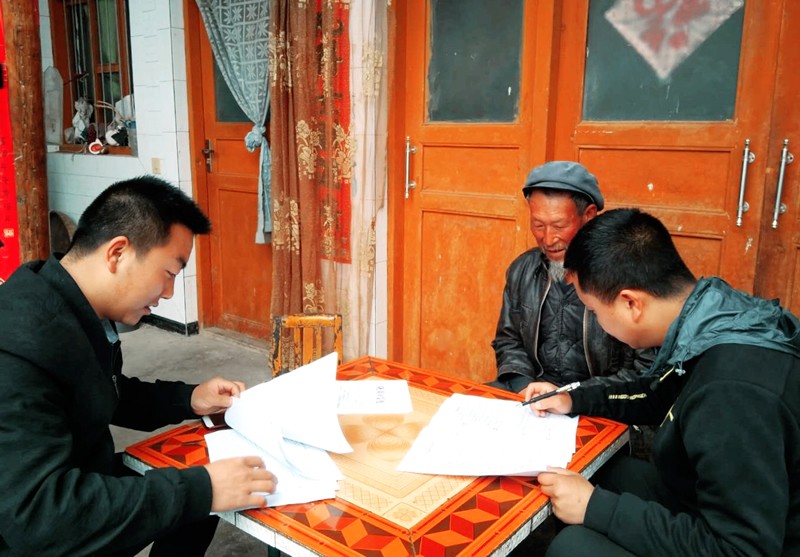 市龍江城鄉(xiāng)發(fā)展集團公司深入幫扶村完善落實“一戶一策”精準(zhǔn)脫貧計劃