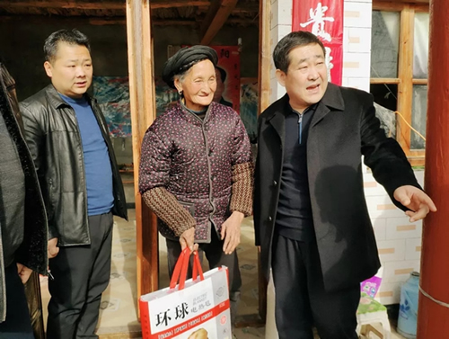 市龍江集團在文縣橋頭鎮(zhèn)安子坡村開展“解難題、辦實事、送溫暖”活動