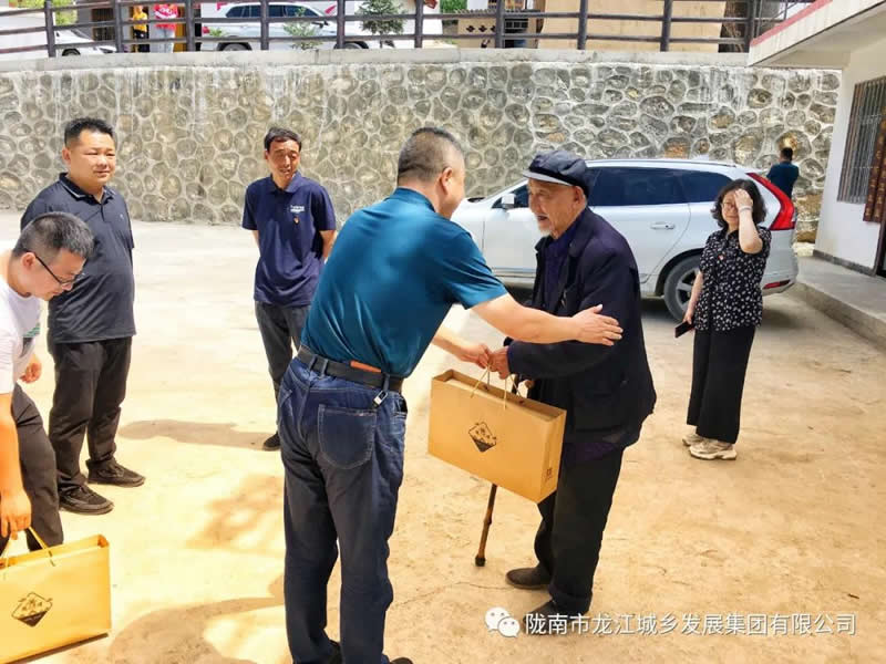 “感黨恩、憶黨史”，--市龍江城鄉(xiāng)發(fā)展集團公司開展慶祝建黨99周年主題黨日活動
